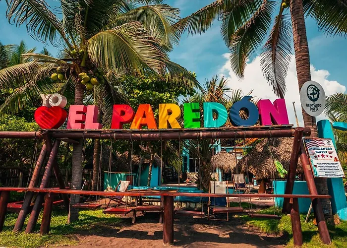 The Driftwood Surfer Beachfront Hostel / Restaurant / Bar, El Paredon