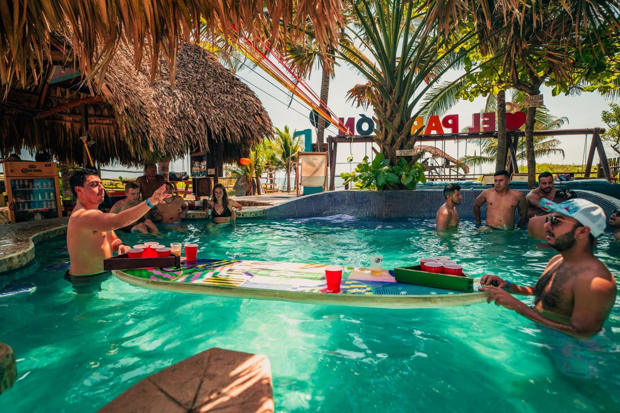 The Driftwood Surfer Beachfront / Restaurant / Bar, El Paredon אכסניה